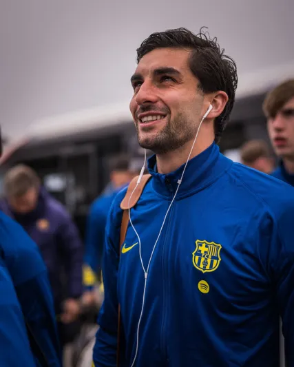 بعثة برشلونة تصل جدة استعدادًا لكأس السوبر الإسباني (فيديو)