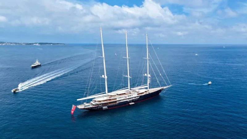 لقاء استثنائي بين Black Pearl و Koru أكبر يختين شراعيين على الأرض (فيديو)