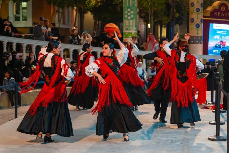 العروض الإسبانية الحية تنشر البهجة في "بوليفارد وورلد"