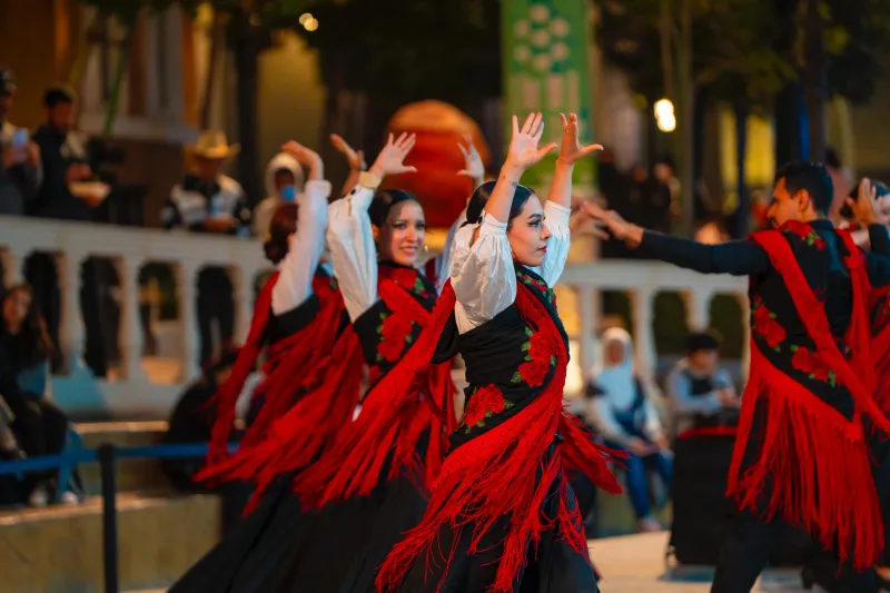 العروض الإسبانية الحية تنشر البهجة في "بوليفارد وورلد"