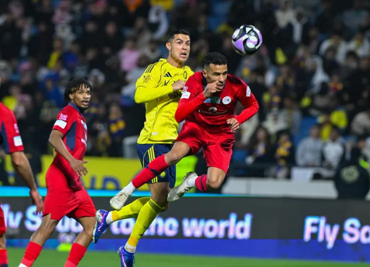 النصر يواصل ملاحقة الصدارة بفوز مثير على ضمك في دوري روشن السعودي