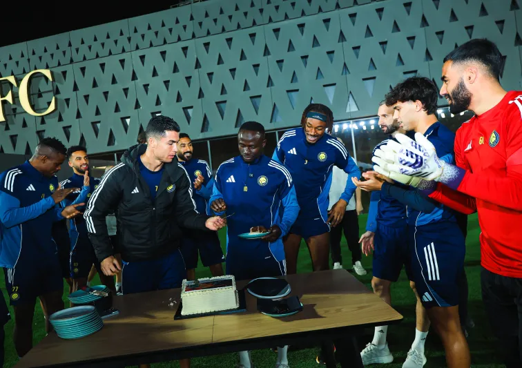 كيف احتفل رونالدو ولاعبو النصر بزميلهم ساديو ماني؟ 