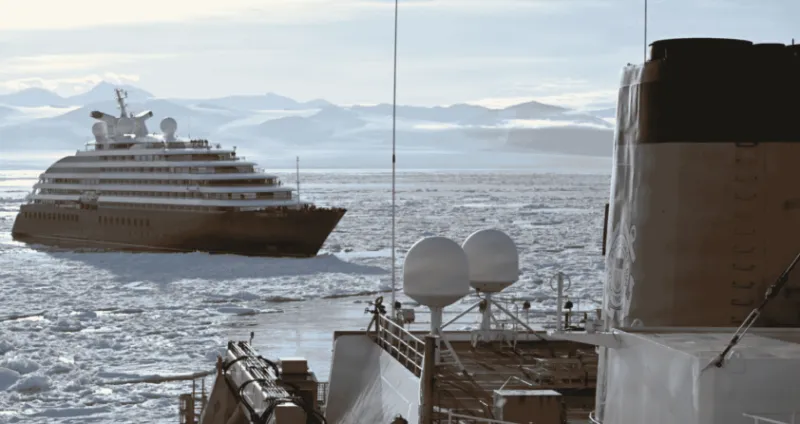 "فخ جليدي" في نهاية العالم.. كاسحة أمريكية تُحرر سفينة فاخرة بأنتاركتيكا (فيديو)
