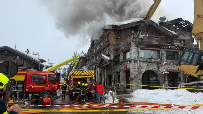 حريق هائل يعصف بأحد أفخم فنادق أوروبا: مشاهد مرعبة من كورشوفيل (فيديو)