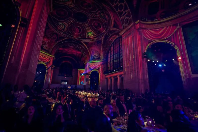 متحدثًا العربية.. سامي زين يتجول في أروقة "رويال رامبل 2026" بالرياض (فيديو)