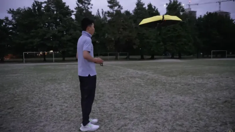 هكذا تبدو مظلة المستقبل: طائرة درون تحميك من المطر وتتحرك معك (فيديو)