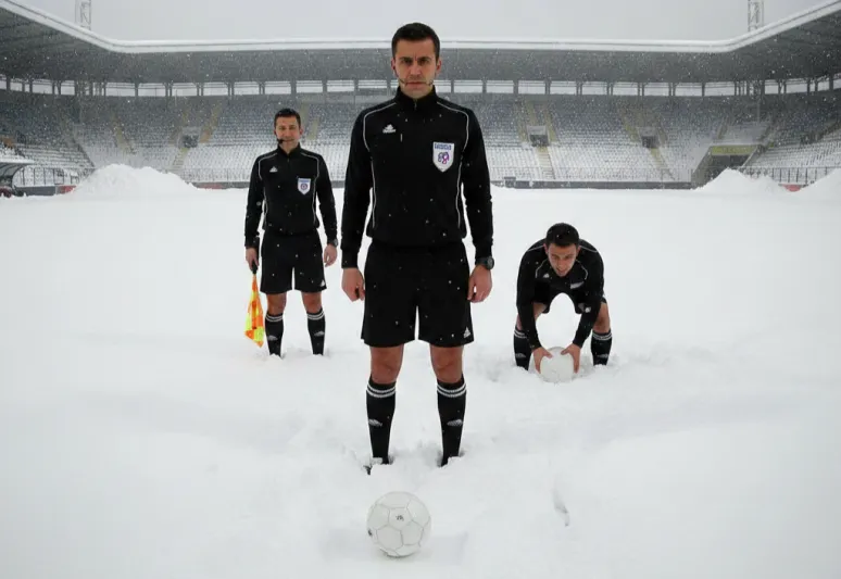 حكم في الدوري التركي يثير سخرية الجماهير قبل إلغاء مباراة.. ماذا فعل؟ (فيديو)