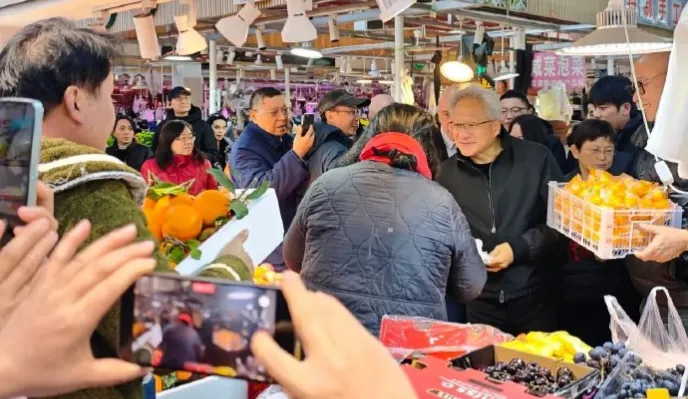 جينسن هوانغ في قلب شنغهاي: زيارة سوق شعبي تعكس استراتيجية إنفيديا تجاه السوق الصيني (فيديو)