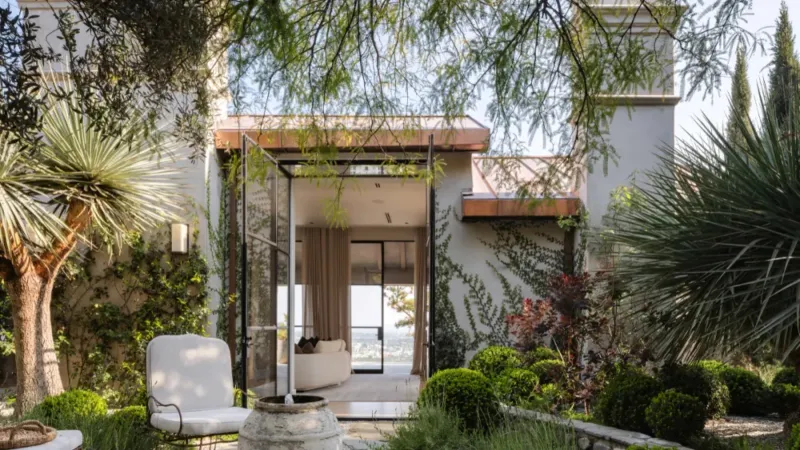 إطلالات بانورامية ومسبح فاخر في عقار بيفرلي كريست التاريخي.. كم سعره اليوم؟