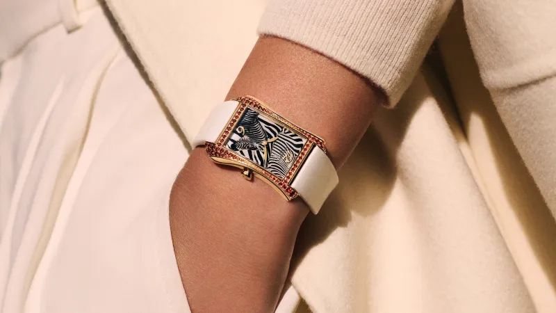 من قمم الجبال إلى معاصم الرجال.. ساعات بروح الشتاء