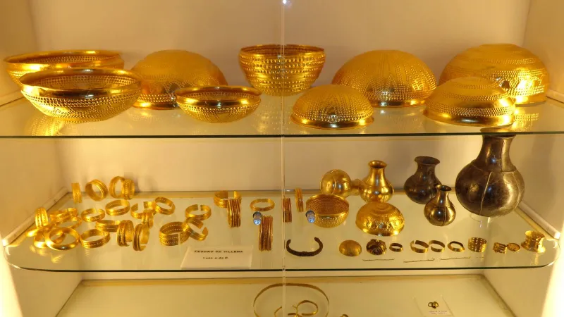 معدن غريب من خارج كوكبنا يظهر في كنز عمره 3 آلاف سنة