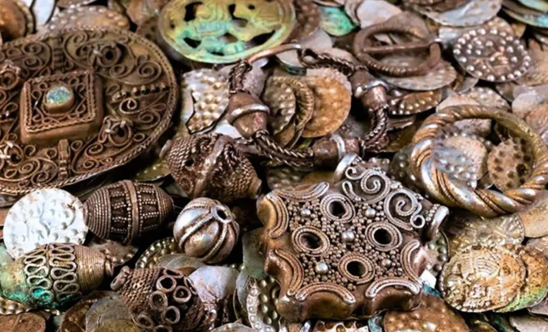 صيد الأسماك يكشف كنزًا فضيًا عمره 800 عام في السويد