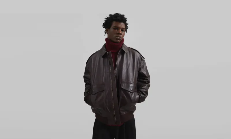 سترة الموسم بامتياز: الـ Barrel Jacket تفرض حضورها في خزانة الرجل العصري