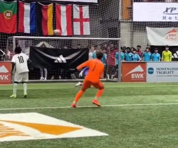 مونشنغلادباخ يتلقى هدفا كوميديا من حارسه في مباراة ضد ريد بول سالزبورغ (فيديو)