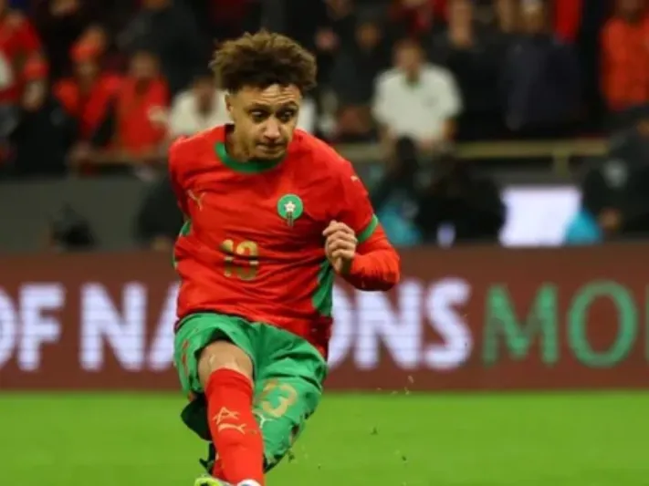 بن صغير يواسي مشجعًا مغربيًا بعد ملحمة التأهل الإفريقي (فيديو)