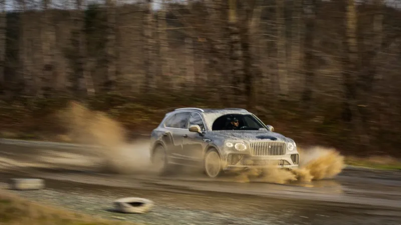 سيارات بنتلي الفاخرة تخوض تجربة رالي صادمة (فيديو)