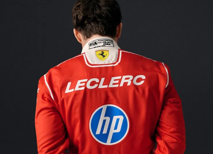 لمسات بيضاء تعيد الهيبة.. فيراري تكشف بدلات سباق  2026 بإطلالة كلاسيكية (فيديو)