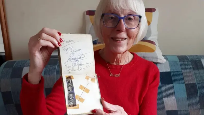 ألبوم توقيعات فرقة "بيتلز" يُعرض في مزاد نادر.. هذا سعره