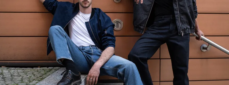 الثقة والراحة معًا: قَصّة الكاروت فيت تقتحم مجددًا موضة الرجال