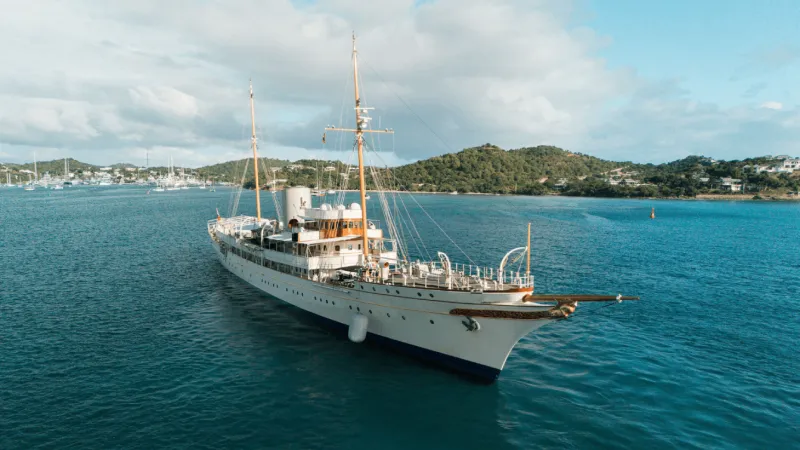 سر يخت الملياردير.. كيف غيرت رحلة بحرية مصير العرش البريطاني؟ (فيديو) 