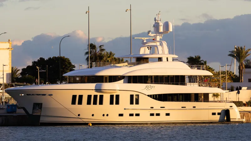 اليخت الفاخر Ruya يظهر في مالقا الإسبانية بتصميم يخطف الأنظار (فيديو)