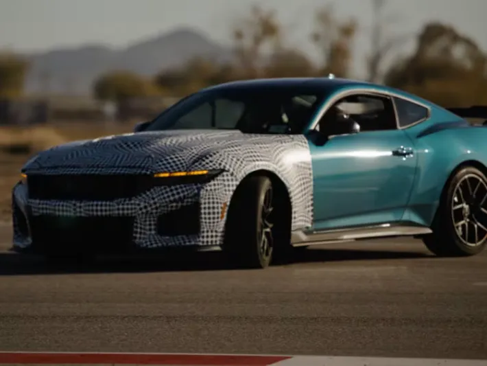 فورد تزيح الستار عن موستانج دارك هورس SC بمحرك V8 قوي (فيديو)