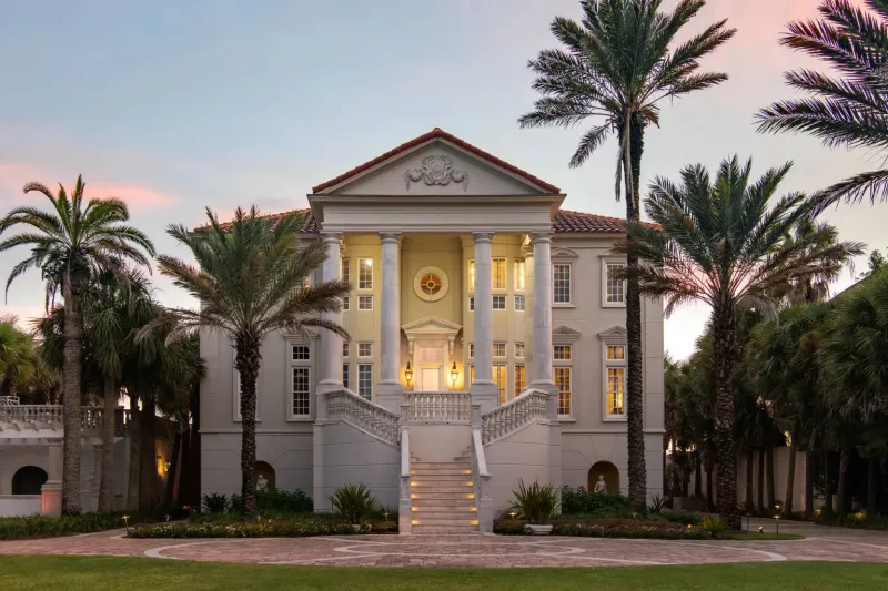 بيع قياسي في فلوريدا: قصر على الخليج يُسجل أغلى سعر في بان هاندل