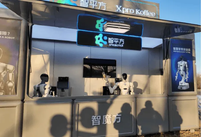 روبوت يصنع القهوة ويبيعها بكفاءة استثنائية في الصين (فيديو)