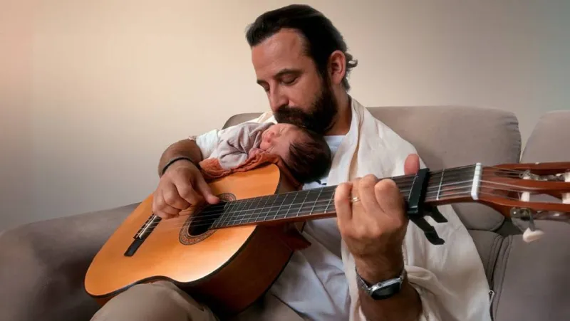 موسيقي يدخل موسوعة غينيس بعد تسجيل أغنية بـ521 لغة (فيديو)