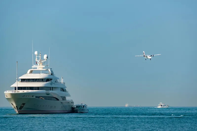 يخت فاخر يصل إلى دبي.. وما على سطحه يلفت الانتباه