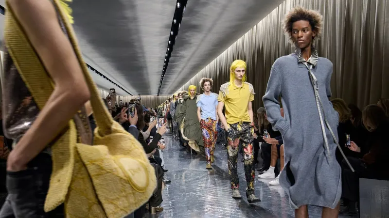 أزياء لامعة ومنزل من الخشب والزجاج.. أبرز لحظات أسبوع الموضة في باريس للرجال