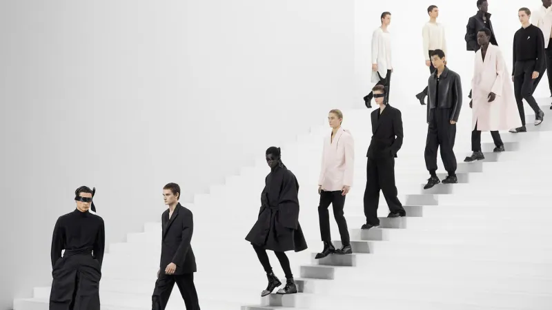 الألوان المحايدة تتحدى صيحات الموضة.. تنسيقات بسيطة لإطلالات أنيقة