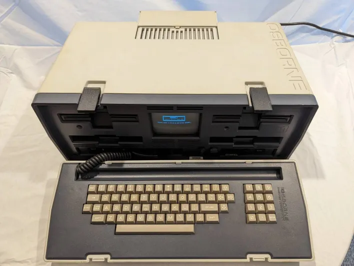 أوزبورن 1.. قصة أول حاسوب محمول في العالم وكم كان وزنه؟