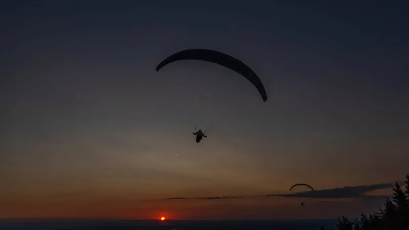 مظلي يعلق في شباك مرمى كرة القدم الأمريكية خلال مباراة