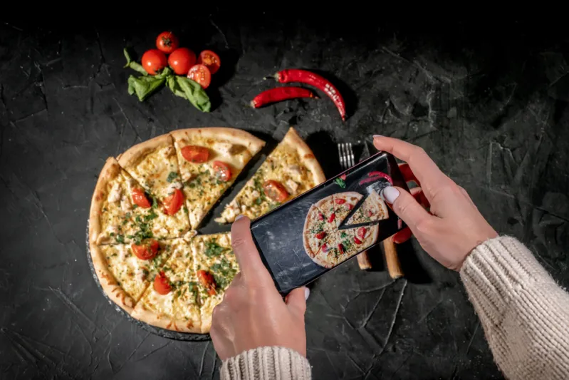 دولة تحظر إعلانات الوجبات السريعة على التلفزيون والإنترنت