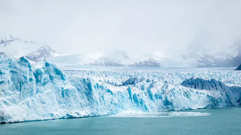 مشهد النهاية يقترب.. أكبر جبل جليدي يذوب أمام أعين العالم (فيديو)