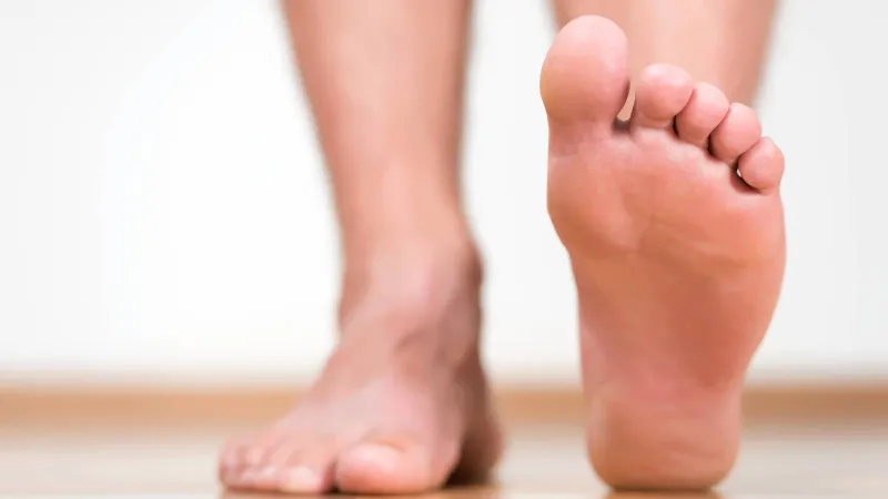 لماذا لا نستطيع تحريك أصابع القدم واحدة تلو الأخرى؟ إليك السبب