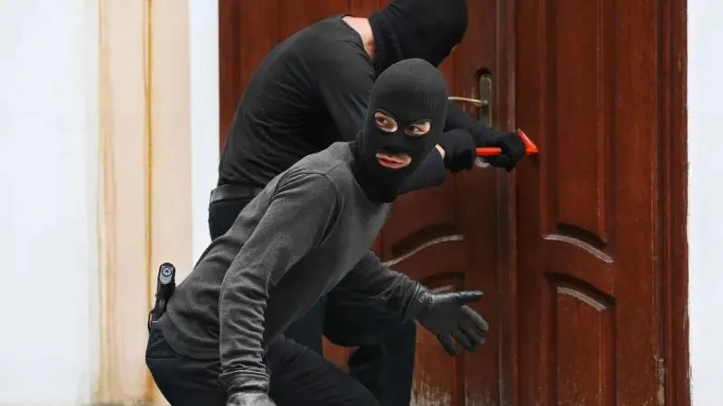 لص سيء الحظ يعلق في مكان غير متوقع بمنزل حاول سرقته (فيديو)