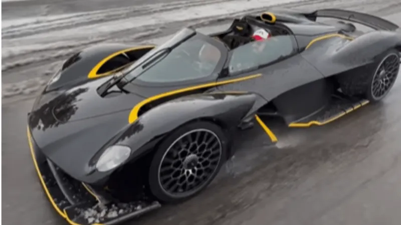 مالك سيارة فالكيري سبايدر يفاجئ العالم بطريقة غير تقليدية لاستخدام سيارته (فيديو)