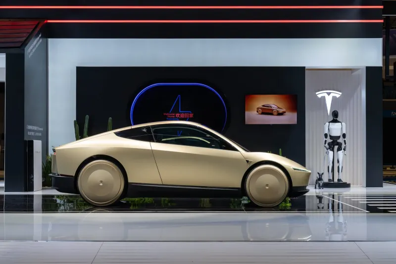 تسلا سايبركاب تُفاجئ العالم في أول ظهور بدون مرايا جانبية