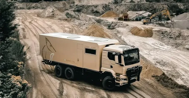 قصر يسير على عجلات.. هل يستحق هذا المنزل المتنقل 1.8 مليون دولار؟