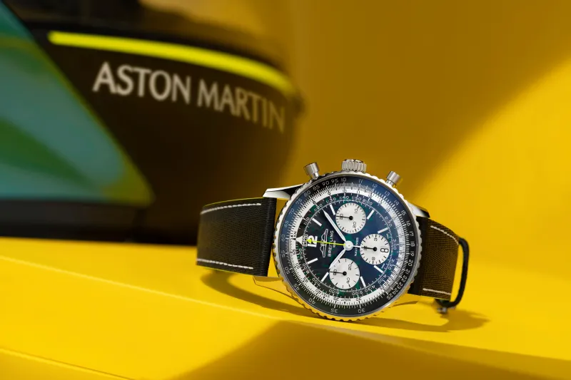 حين تلتقي الدقّة بالسرعة: Breitling و Aston Martin على حلبة الفورمولا 1