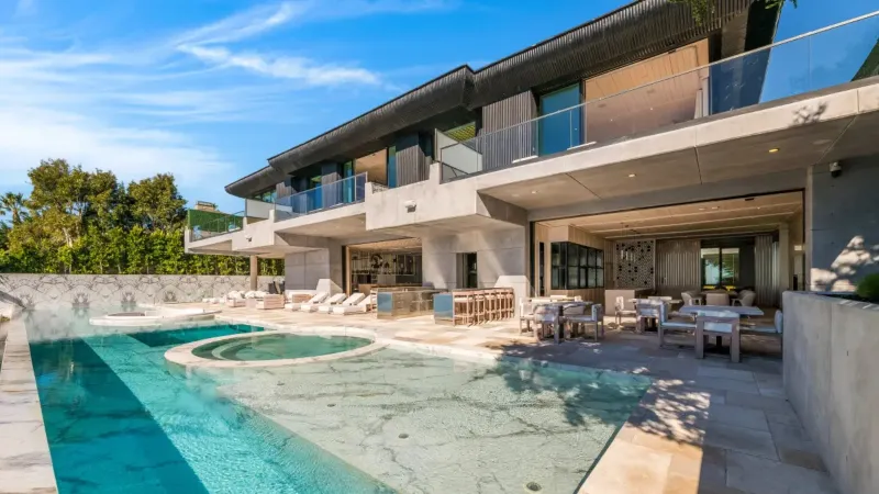 منزل أسطوري يتحدى الكوارث الطبيعية للبيع في كاليفورنيا