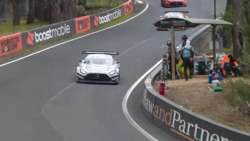 حادث خطير يوقف سباق Bathurst 12 Hour على جبل بانوراما (فيديو)