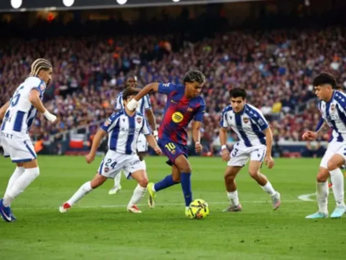 وسط تكهنات حول مستواه في الملعب: هل بدأ لامين يامال علاقة عاطفية جديدة؟ 