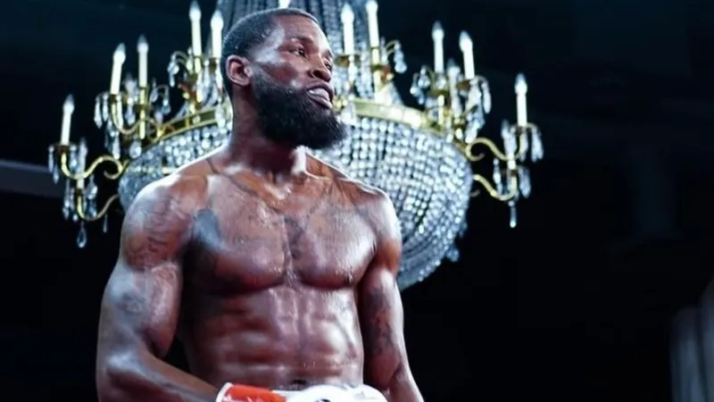 انهيار صادم للملاكم الأمريكي جوزيف جورج خلال نزاله في ديترويت (فيديو)