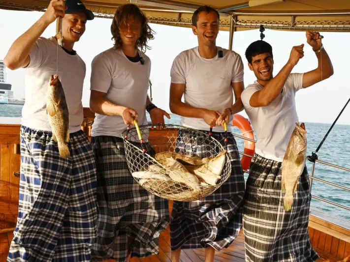 لحظات مرح بعيدًا عن الملاعب.. سينر وألكارز في رحلة صيد سمكة عنيدة (فيديو)