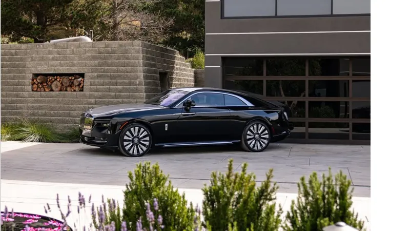 بمدى 530 كيلومتراً.. رولز-رويس تكشف عن "سبيكتر" الكهربائية