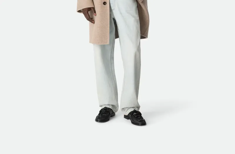 أحذية Le Loafers من Saint Laurent: لماذا أصبحت خيار النجوم؟