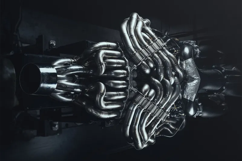 دي توماسو تكشف عن V12 الجديد: عودة جريئة لروح المحركات عالية الدوران